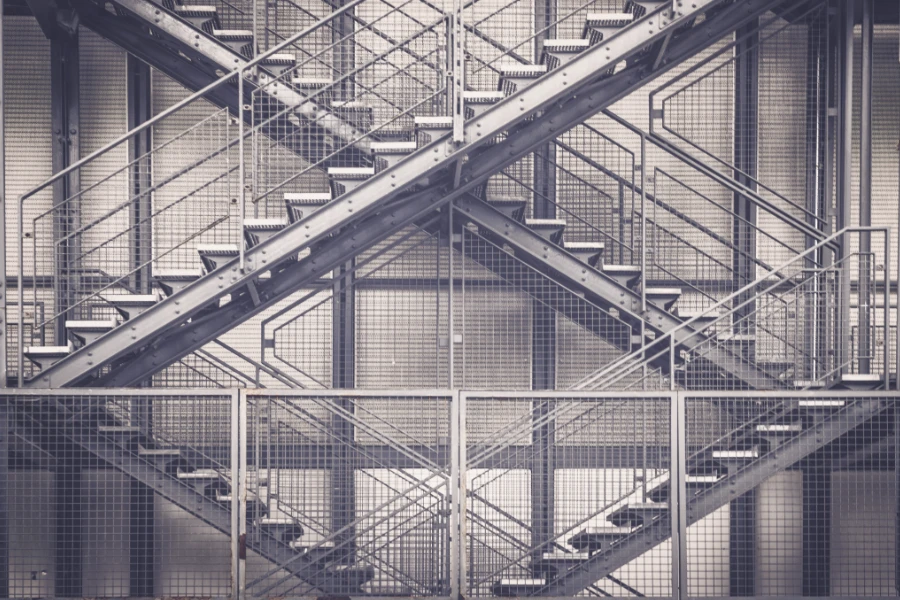 السلالم الحديدية